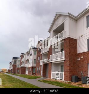 Quadratische Ernte zurücktretende Ansicht eines modernen Apartment-Komplex Stockfoto
