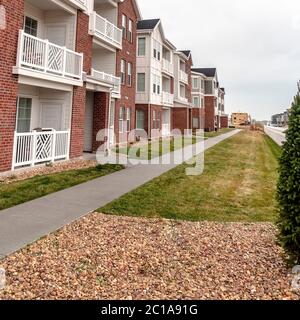 Quadratischer Rahmen, Blick auf einen modernen Apartmentkomplex Stockfoto