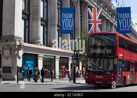 London, Großbritannien, 15. Juni 2020: Nicht-wesentliche Geschäfte dürfen nun wieder eröffnet werden und Einkäufer in der Oxford Street werden mit ihren Ausgaben in Primark, Selfridges, Zara und Marks & Spencer gefeiert. Anna Watson/Alamy Live News Stockfoto