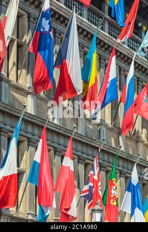Verschiedene Flaggen hängen am Rathaus in Antwerpen, Belgien Stockfoto
