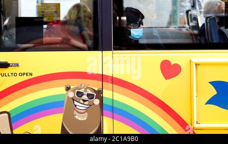 Bournemouth, Großbritannien. Juni 2020. Die Nutzer des öffentlichen Nahverkehrs in Bournemouth tragen ab heute obligatorische Gesichtsbezüge. Kredit: Richard Crease/Alamy Live Nachrichten Stockfoto