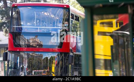 Bournemouth, Großbritannien. Juni 2020. Die Nutzer des öffentlichen Nahverkehrs in Bournemouth tragen ab heute obligatorische Gesichtsbezüge. Kredit: Richard Crease/Alamy Live Nachrichten Stockfoto