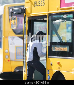 Bournemouth, Großbritannien. Juni 2020. Die Nutzer des öffentlichen Nahverkehrs in Bournemouth tragen ab heute obligatorische Gesichtsbezüge. Kredit: Richard Crease/Alamy Live Nachrichten Stockfoto