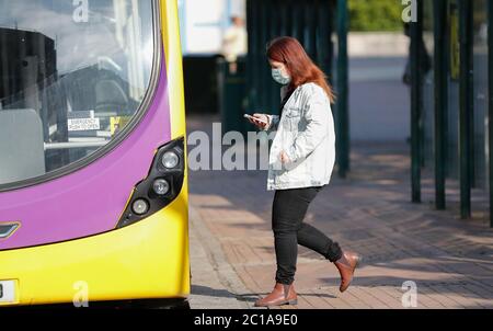 Bournemouth, Großbritannien. Juni 2020. Die Nutzer des öffentlichen Nahverkehrs in Bournemouth tragen ab heute obligatorische Gesichtsbezüge. Kredit: Richard Crease/Alamy Live Nachrichten Stockfoto