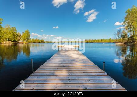 Verlassene Holzstege an einem sonnigen Tag in der Provinz Smaland in Schweden Stockfoto