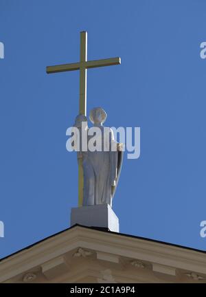 Statue von St. Helen auf St. Stanislaus und St. Ladislaus Kathedrale in Vilnius Stockfoto