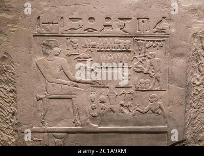 altes Steinrelief am Chnum-Tempel in Ägypten Stockfoto