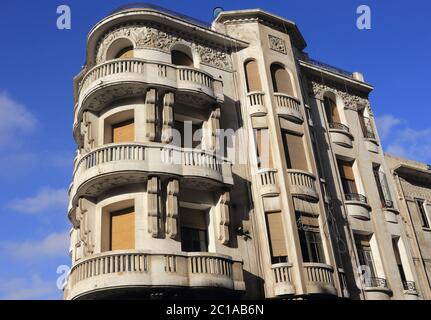 Casablanca Marokko. Detail einer Gebäudefassade, die in der französischen Kolonialzeit gebaut wurde. Eine Mischung aus traditioneller marokkanischer und Art déco-Jugendstil-Architektur Stockfoto