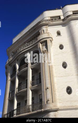 Casablanca Marokko. Detail einer Gebäudefassade, die in der französischen Kolonialzeit gebaut wurde. Eine Mischung aus traditioneller marokkanischer und Art déco-Jugendstil-Architektur Stockfoto