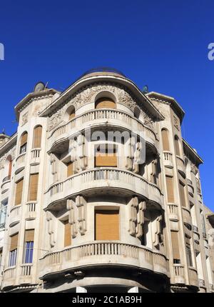 Casablanca Marokko. Detail einer Gebäudefassade, die in der französischen Kolonialzeit gebaut wurde. Eine Mischung aus traditioneller marokkanischer und Art déco-Jugendstil-Architektur Stockfoto