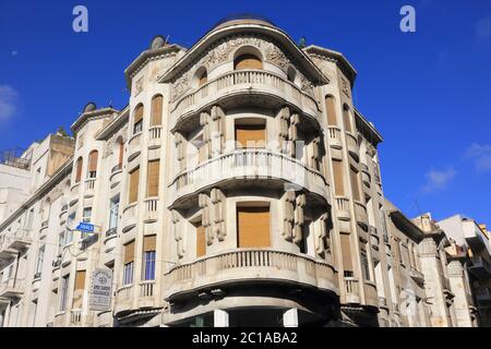 Casablanca Marokko. Detail einer Gebäudefassade, die in der französischen Kolonialzeit gebaut wurde. Eine Mischung aus traditioneller marokkanischer und Art déco-Jugendstil-Architektur Stockfoto