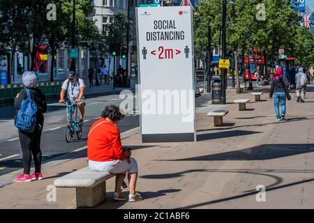 London, Großbritannien. Juni 2020. Oxford Street am ersten Tag dürfen alle Geschäfte nach der Lockerung der Coronavirus (COVID-19) Sperre öffnen. Kredit: Guy Bell/Alamy Live Nachrichten Stockfoto