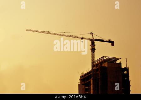 Kran auf einem Gebäude im Bau Stockfoto