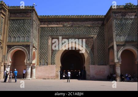 Meknes, Marokko. Das mittelalterliche Bab Mansour-Tor im historischen Zentrum der Kaiserstadt, eines der wichtigsten Wahrzeichen der Stadt. Stockfoto