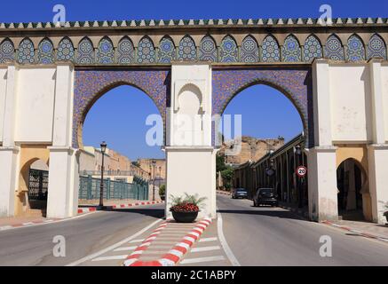 Meknes, Marokko. Ein wunderschönes arabisches Stadttor im islamischen Stil mit doppeltem Bogengang am Moulay Ismail Mausoleum im historischen Zentrum der Kaiserstadt. Stockfoto