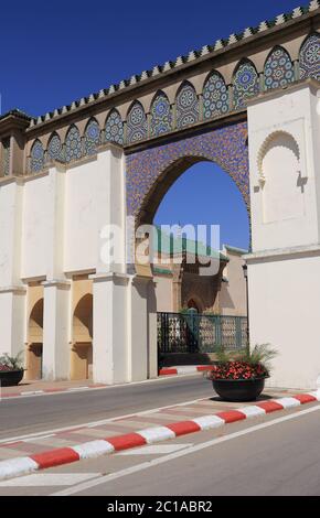 Meknes, Marokko. Ein wunderschönes arabisches Stadttor im islamischen Stil mit doppeltem Bogengang am Moulay Ismail Mausoleum im historischen Zentrum der Kaiserstadt. Stockfoto