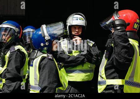 Hauptstadt Großbritanniens: Szenen der Gewalt trafen London als rechtsextreme Kundgebung, um "seine Statuen zu schützen", inmitten der anhaltenden Kampagne "Black Lives Matter" Stockfoto