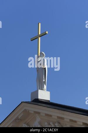 Statue von St. Helen auf St. Stanislaus und St. Ladislaus Kathedrale in Vilnius Stockfoto