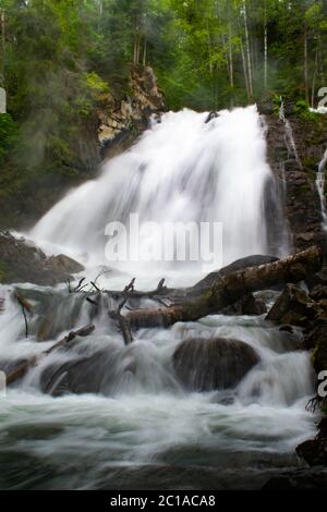 Das Wasser geht weiter über die Wasserfälle hinaus Stockfoto