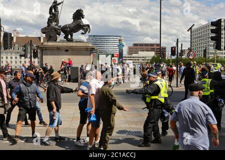 Hauptstadt Großbritanniens: Szenen von Gewalt trafen London als rechtsextreme Kundgebung, um inmitten der laufenden Kampagne der Schwarzen Leben Materie "seine Statuen zu schützen" Stockfoto