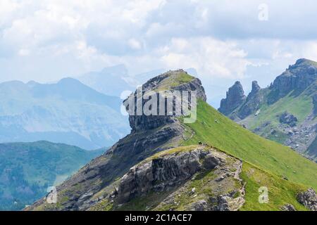 Einzigartige Berggipfel schön geformt in Italien, Trentino. Atemberaubende Landschaft der höchsten Gipfel neben den Dolomiten. Perfekter Ort zum Wandern und so verbringen Stockfoto