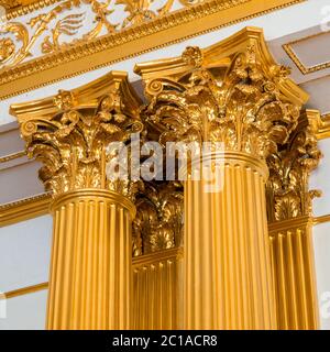 Nahaufnahme einer Linie der Säulen im griechischen Stil Stockfoto