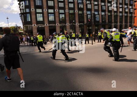 Hauptstadt Großbritanniens: Szenen von Gewalt trafen London als rechtsextreme Kundgebung, um inmitten der laufenden Kampagne der Schwarzen Leben Materie "seine Statuen zu schützen" Stockfoto