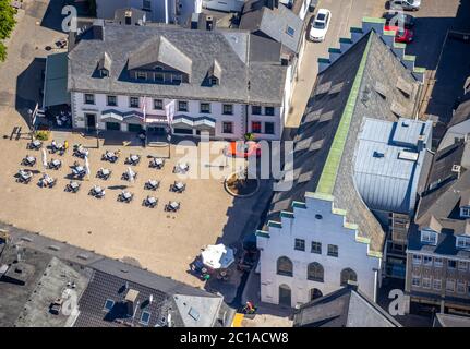 Luftbild, Alter Markt, Gastronomie, Südsauerlandmuseum, Attendorn, Sauerland, Nordrhein-Westfalen, Deutschland, Outdoor-Gastronomie, Corona cris Stockfoto