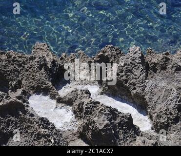 Salz Niederschlag in erodierten schwarz oxidierten Kalkstein Hohlräume Mallorca Stockfoto