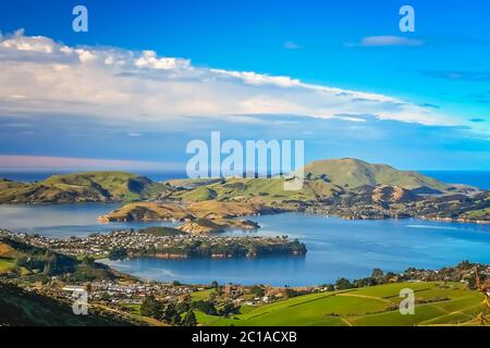 Dunedin Stadt und Bucht von den Hügeln über gesehen Stockfoto