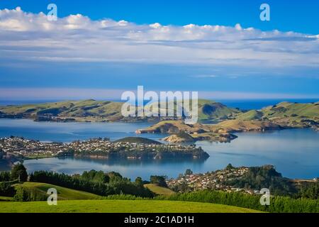 Dunedin Stadt und Bucht von den Hügeln über gesehen Stockfoto