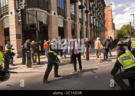 Hauptstadt Großbritanniens: Szenen von Gewalt trafen London als rechtsextreme Kundgebung, um inmitten der laufenden Kampagne der Schwarzen Leben Materie "seine Statuen zu schützen" Stockfoto