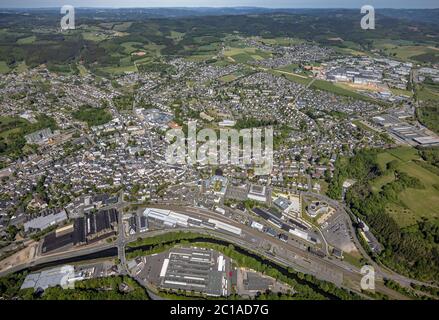 Luftaufnahme, Stadtblick, Bahnhof Attendorn, Eingang Attahöhle, Industriepark Ennest-Askay, Attendorn, Sauerland, Nordrhein-Westfalen, Deutschland Stockfoto