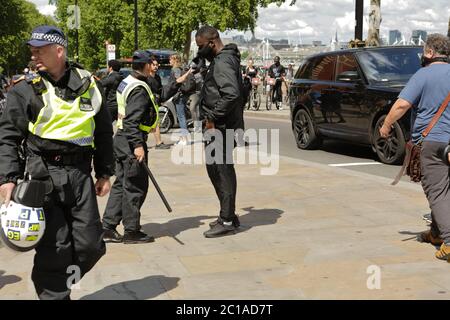 Hauptstadt Großbritanniens: Szenen von Gewalt trafen London als rechtsextreme Kundgebung, um inmitten der laufenden Kampagne der Schwarzen Leben Materie "seine Statuen zu schützen" Stockfoto