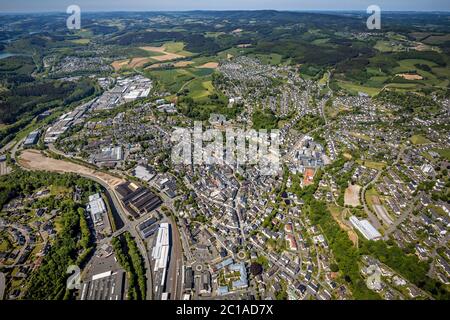 Luftaufnahme, Stadtansicht, Bahnhof Attendorn, Industriegebiet Kölner Straße, Attendorn, Sauerland, Nordrhein-Westfalen, Deutschland, Bahnhof, Stockfoto