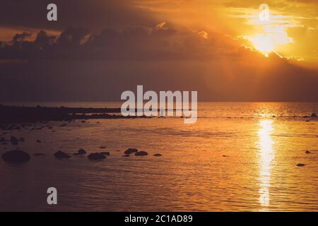 Sonnenuntergang über dem Meer in Flores Stockfoto