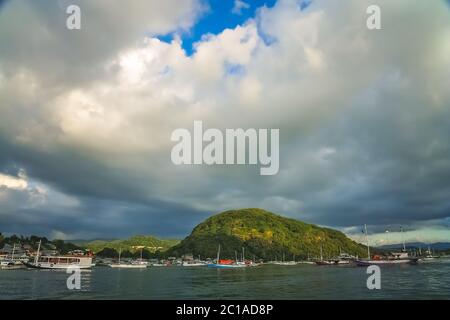 Boote in der Bucht von Labuhan Bajo Stockfoto