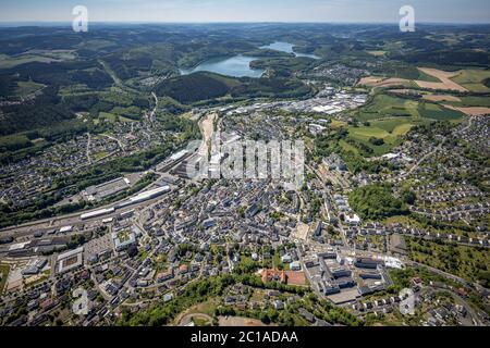 Luftaufnahme, Stadtblick, Bahnhof Attendorn, Industriegebiet Kölner Straße, Biggesee, Attendorn, Sauerland, Nordrhein-Westfalen, Deutschland, Zug Stockfoto