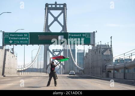 San Francisco, Ca. Juni 2020. Demonstranten schlossen am 14. Juni 2020 nach dem Tod von George Floyd die Westrichtung der Bay Bridge in Richtung San Francisco, Kalifornien, ab. Quelle: Chris Tuite/Image Space/Media Punch/Alamy Live News Stockfoto