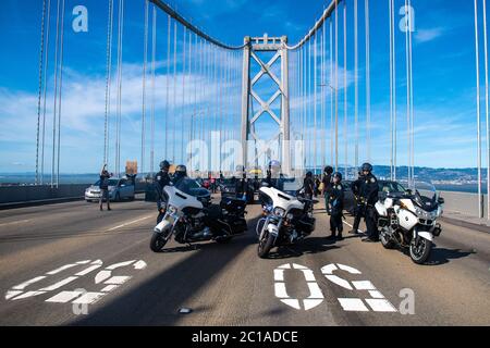 San Francisco, Ca. Juni 2020. Demonstranten schlossen am 14. Juni 2020 nach dem Tod von George Floyd die Westrichtung der Bay Bridge in Richtung San Francisco, Kalifornien, ab. Quelle: Chris Tuite/Image Space/Media Punch/Alamy Live News Stockfoto