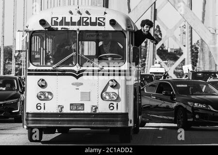 San Francisco, Ca. Juni 2020. Demonstranten schlossen am 14. Juni 2020 nach dem Tod von George Floyd die Westrichtung der Bay Bridge in Richtung San Francisco, Kalifornien, ab. Quelle: Chris Tuite/Image Space/Media Punch/Alamy Live News Stockfoto