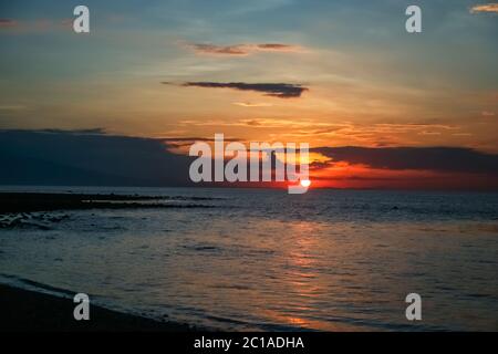 Sonnenuntergang über dem Ozean Stockfoto