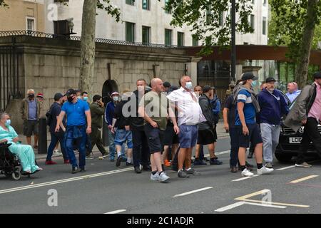 Hauptstadt Großbritanniens: Szenen von Gewalt trafen London als rechtsextreme Kundgebung, um inmitten der laufenden Kampagne der Schwarzen Leben Materie "seine Statuen zu schützen" Stockfoto