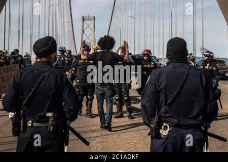 San Francisco, Ca. Juni 2020. Demonstranten schlossen am 14. Juni 2020 nach dem Tod von George Floyd die Westrichtung der Bay Bridge in Richtung San Francisco, Kalifornien, ab. Quelle: Chris Tuite/Image Space/Media Punch/Alamy Live News Stockfoto