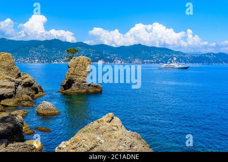 Bucht von Paraggi in Santa Margherita Ligure mit paradiesischen weißen Strand, in der Nähe von Portofino. Mittelmeer von Italien. Stockfoto