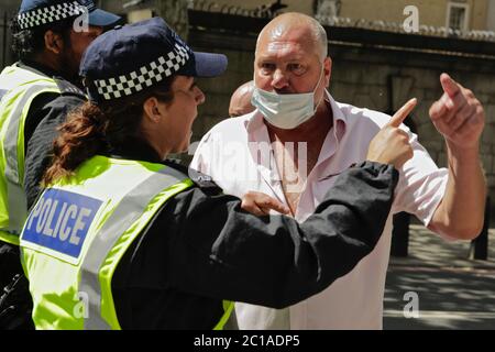 Hauptstadt Großbritanniens: Szenen von Gewalt trafen London als rechtsextreme Kundgebung, um inmitten der laufenden Kampagne der Schwarzen Leben Materie "seine Statuen zu schützen" Stockfoto