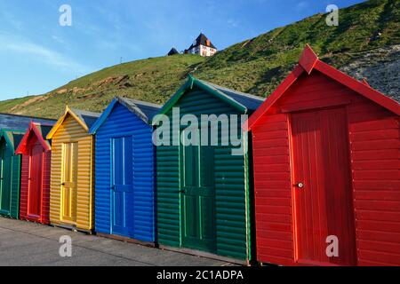 Bunte Strandhütten unterhalb der Nordpromenade, Whitby, North Yorkshire, England, Großbritannien, Europa Stockfoto