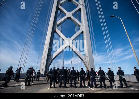 San Francisco, Ca. Juni 2020. Demonstranten schlossen am 14. Juni 2020 nach dem Tod von George Floyd die Westrichtung der Bay Bridge in Richtung San Francisco, Kalifornien, ab. Quelle: Chris Tuite/Image Space/Media Punch/Alamy Live News Stockfoto