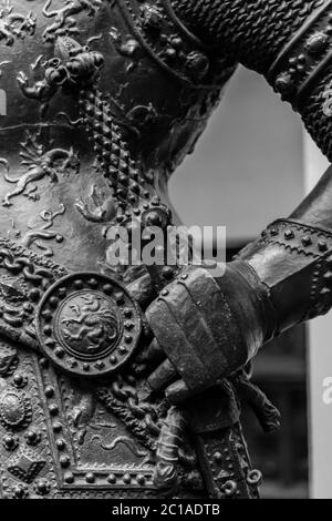 Hand in Rüstung der mittelalterlichen Ritter Statue Stockfoto