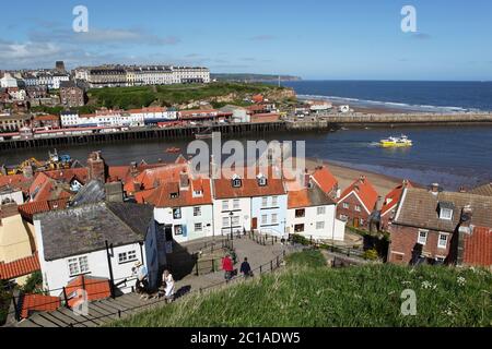 Blick über die Altstadt und den Fluss Esk auf die West Cliff, Whitby, North Yorkshire, England, Großbritannien, Europa Stockfoto